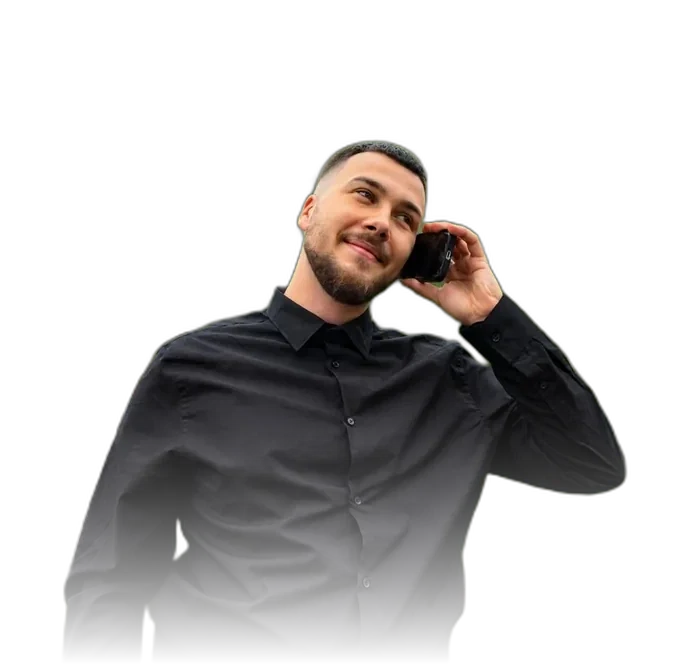 Maurice Knipps, Webdesigner bei Knipps Webdesign aus Rheine, telefoniert lächelnd